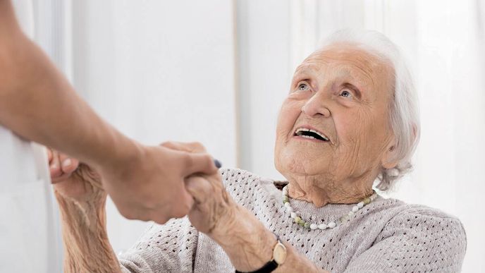 Počet lidí odkázaných na dlouhodobou péči podle predikcí výrazně poroste, služby se ale potýkají s nedostatkem lidí – chybí přes 3000 pečovatelů Počet lidí odkázaných na dlouhodobou péči podle predikcí výrazně poroste, služby se ale potýkají s nedostatkem lidí – chybí přes 3000 pečovatelů