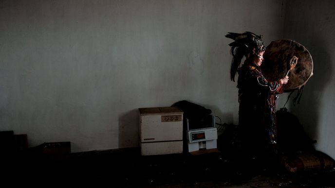 Vrchní šaman Republiky Tuva,  Kara-ool Adyg-Tjuluš, očišťuje svým bubnem sklep rodinného domu  v Suk Paku na předměstí Kyzylu