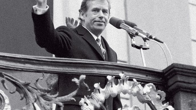 Václav Havel zdraví lid po prvním zvolení 29. 12. 1989. Vítejte v lepších časech!