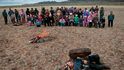 Šaman-vlk Stěpan Manzyrykči provádí obřad vysvěcení místa, na kterém začne výstavba nové vesnice Ottug Taš, protože staré domy na břehu Jeniseje každoročně devastuje povodeň