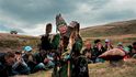 Šamanka Ujnukma během  rodinného obřadu dagylgaa v údolí  Uzun Chem na hranici Tuvy a Altaje