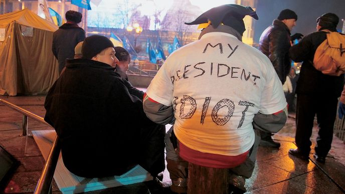 Tenhle demonstrant má o svém prezidentovi jasno