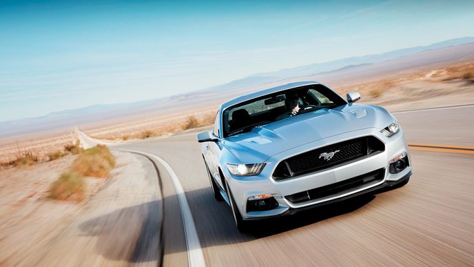 Ford Mustang pořád vypadá jako moderní auto, nicméně se sympatickým nádechem retra
