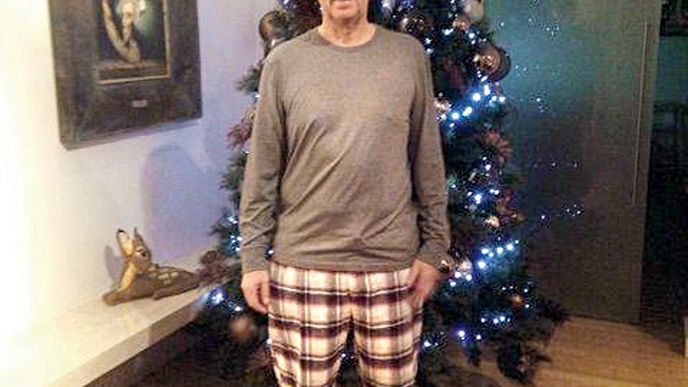 Strážce pokladu Andrej Babiš s vymodleným dárečkem – flanelovým pyžamem