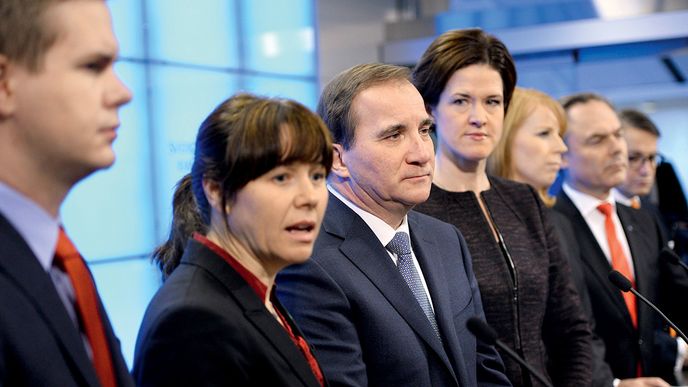 Švédský premiér Stefan Löfven (třetí zleva) se udržel v křesle jen díky osmileté opoziční smlouvě s ostatními stranami