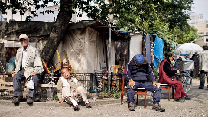 Tihle Japonci pijí pivo, hulí jednu cigaretu za druhou a rozhodně si nelámou hlavu se stavem bankovního konta 