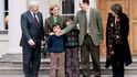 Její manžel Radosław Sikorski patřil jako polský ministr zahraničí k nejvlivnějším evropským politikům. Nyní stojí v čele polského parlamentu. S manželi jsou na snímku jejich synové – mladší Tadeusz (12) a starší Aleksander (14) – i německý ministr zahraničí Frank-Walter Steinmeier (vlevo). 