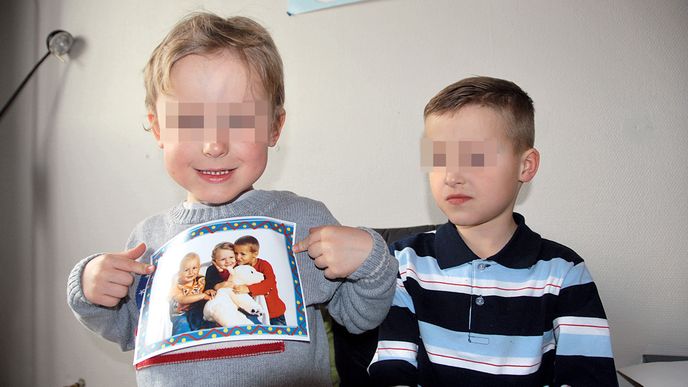 Eva Michaláková má dnes  k dispozici jen fotky svých  chlapců. Vidět se s nimi smí  pouze dvakrát ročně.
