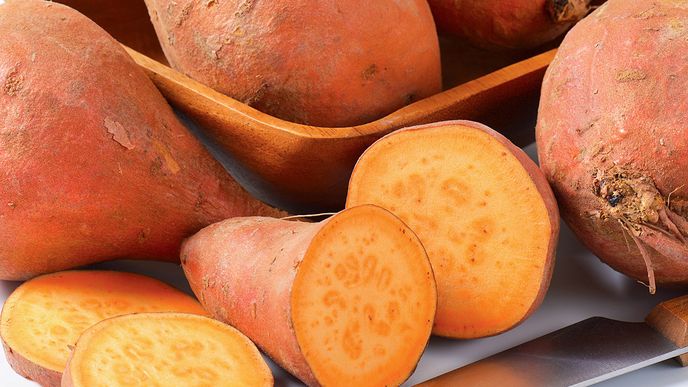 V oranžových hlízách batát je 400 % doporučené denní dávky vitamínu A. Těžko na nich neujíždět.