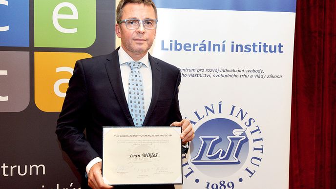 IVAN MIKLOŠ Současný poradce ukrajinského premiéra a prezident slovenského ekonomického think-tanku MESA10 zastával dvakrát post slovenského ministra financí (vlevo dole). Loni v říjnu v Praze obdržel za své reformy na Slovensku Výroční cenu Liberálního institutu 2016 (vpravo dole).