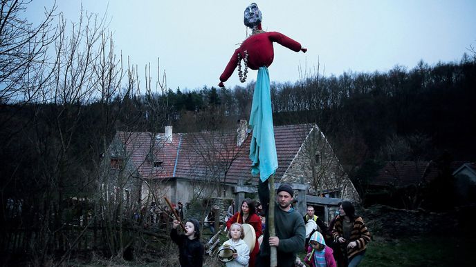 tvrdí, že tradiční manželství skončilo a máme se s ním rozloučit. jenže jak taková komuna funguje ve skutečnosti?