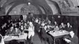 Malostranský hostinec U Svatého Tomáše v roce 1932. To se tu ještě vařilo černé pivo a scházely se tady slavné stolní společnosti.