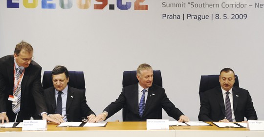 V roce 2009 se Češi ujali předsednictví Evropské unie (vlevo šéf Evropské komise Barroso, premiér Topolánek a ázerbájdžánský prezident Alijev)