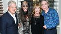 Zleva: producent Cameron Mackintosh, herečka Beverley Knightová, choreografka Gillian Lynneová a skladatel Andrew Lloyd Webber při obnovené premiéře londýnských Cats v roce 2015