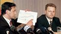 Starší snímek, na kterém je Pavel Tykač a Jan Dienstl (vpravo) na tiskové konferenci společnosti Motoinvest