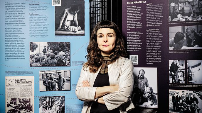 Marta Dzido v pasáži pražského Paláce Metro před panely listopadové výstavy, jíž byla spoluautorkou a kurátorkou a která připomíná mj. ženské osobnosti polského hnutí Solidarita Marta Dzido v pasáži pražského Paláce Metro před panely listopadové výstavy, jíž byla spoluautorkou a kurátorkou a která připomíná mj. ženské osobnosti polského hnutí Solidarita