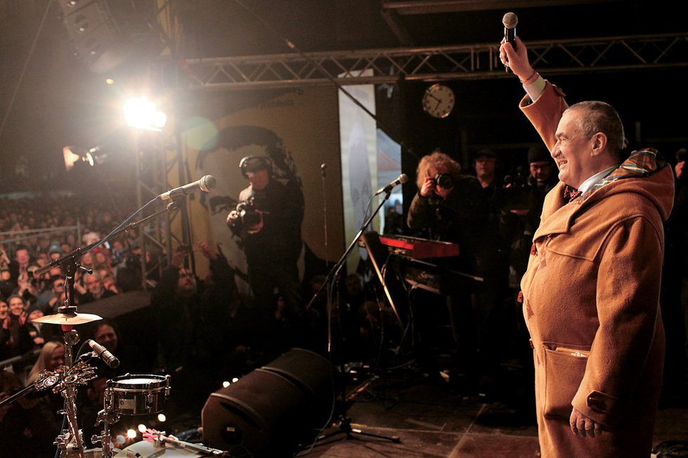 Karel Schwarzenberg na koncertě na podporu své kandidatury. 2013