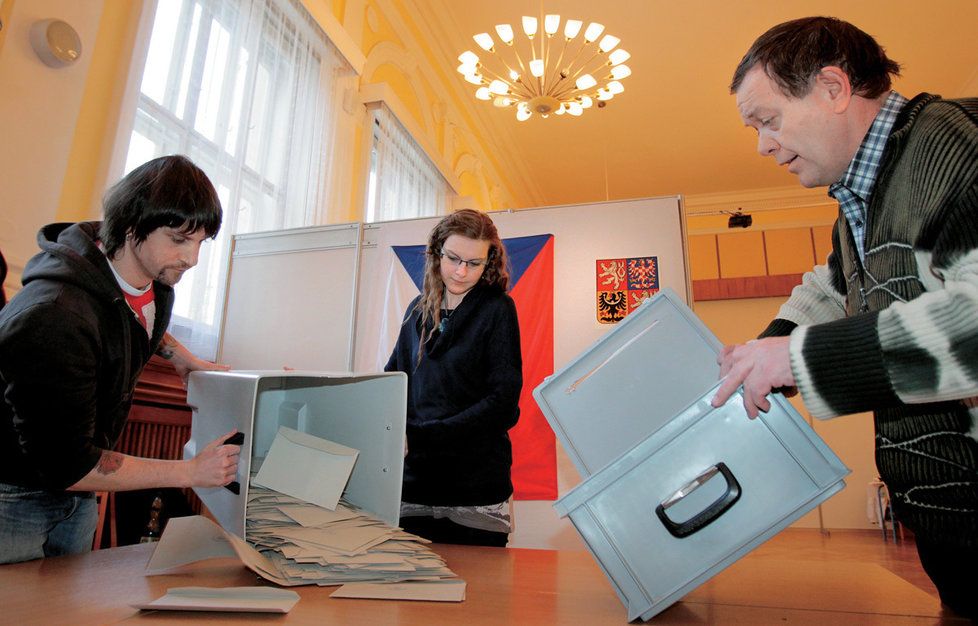 Je hotovo. Společně se studentkou Zuzkou sypeme lístky z urny. 2013