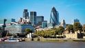 Londýnské City dnes dominuje stavba známá jako „okurka“
