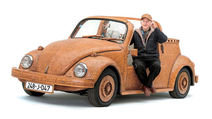 K ČEMU PLECH? Dvacet tisíc dřevěných šindelů musel použít Momir Bojić z Bosny, aby zcela pokryl svůj Volkswagen Brouk z roku 1975. Práce zahrnující přeměnu uzavřené karosérie na otevřenou mu zabraly osmnáct měsíců.