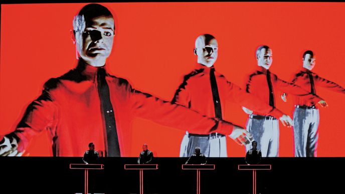 Koncerty Kraftwerk to je mimo jiné skvělá podívaná – členové kapely přitom nehnou brvou