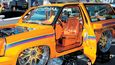 KRÁLOVNA Na snímku je představitel tzv. lowriderů, což jsou automobily s řízeným elektrohydraulickým odpružením, jež jim umožňuje jízdu pár milimetrů nad vozovku i skoro metrové skoky a různé „choreografie“. Kreace nazvaná La Reina pochází z dílny Američana Hectora Esquivela – jde o SUV Chevrolet Tahoe z roku 1998, které tvůrce jako ojeté pořídil za pouhých 2500 dolarů! K nepoznání přestavěný model je nyní vybaven 5,7litrovým osmiválcem o výkonu 255 koní. V kabině najdete díly z mnoha jiných automobilů. 