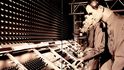 Umělí lidé Kraftwerk  před svými mašinami
