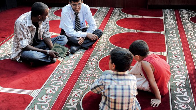 Pro část věřících muslimů je brněnská mešita oázou klidu a víry – jako pro chlapce, kteří si povídají s Muneebem Alrawim. Pro jiné hnízdem islamistů.
