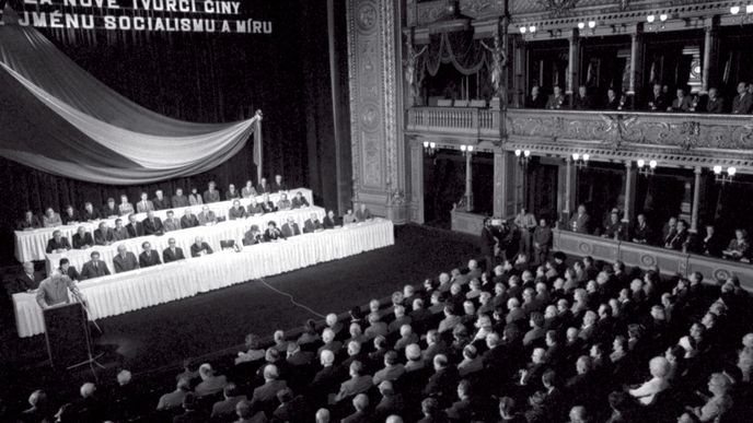 V Praze tehdy koloval vtip:  Víte, jaká byla největší starost herců v Národním? Aby neseděli na stejných místech jako v roce 1942.