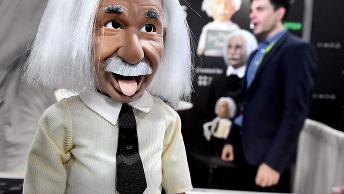 Robotický Einstein s padesátkou výrazů  obličeje se propojí s mobilní  aplikací Stein-O-Matic  a učí děti vědě