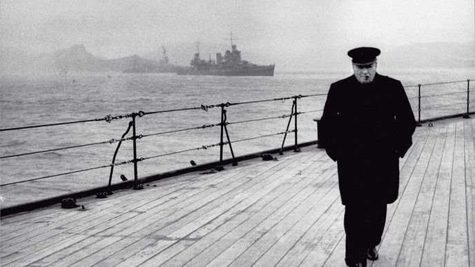 Premiér Churchill na palubě britské bitevní lodě HMS Prince of Wales během atlantické konference v roce 1941