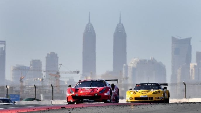 Kulisa závodiště Dubai Autodrome může být strhující, jen je třeba počkat na správné světlo a na pád „mlhy“ z jemného písku. České Ferrari 488 GT3 bojuje s americkým speciálem Corvette GT3.