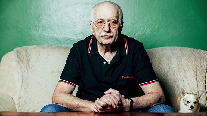 Přemysl Vachalovský (75). Po smrti Jana Palacha byl členem skupiny hladovkářů u Národního muzea. Po revoluci pracoval v občanských komisích, které prověřovaly policisty. V roce 2000 spolu s Johnem Bokem vydal knihu KATO: Příběh opravdového člověka a několik dalších publikací.