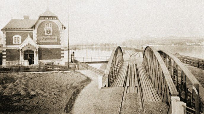 Smíchovský přístav byl vybudován na přelomu devatenáctého a dvacátého století s budovou přístavního dozoru (vlevo) a dvěma mosty, které spojovaly břeh s Císařskou loukou