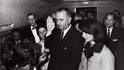 Smutné uvedení do prezidentské funkce,  Lyndon B. Johnson přísahá na palubě Air Force One v Dallasu , 22. listopadu 1963