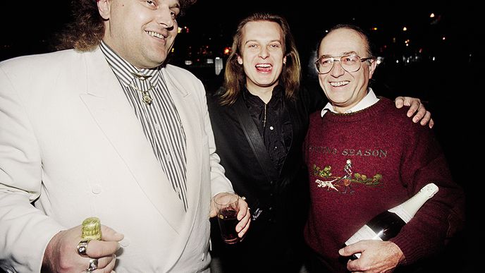 Ivan Jonák byl jedna ruka s popovými celebritami a rád se s nimi fotil – zde s Ladislavem Křížkem a Petrem Jandou