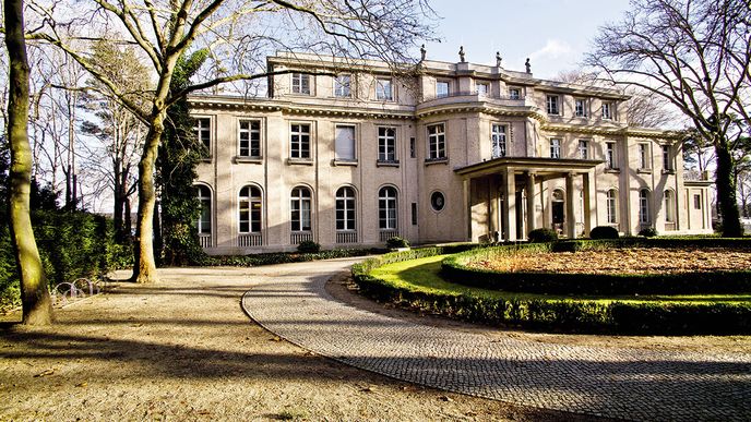 Porada, kterou svolal Reinhard Heydrich, se konala ve vile v berlínské čtvrti Wannsee