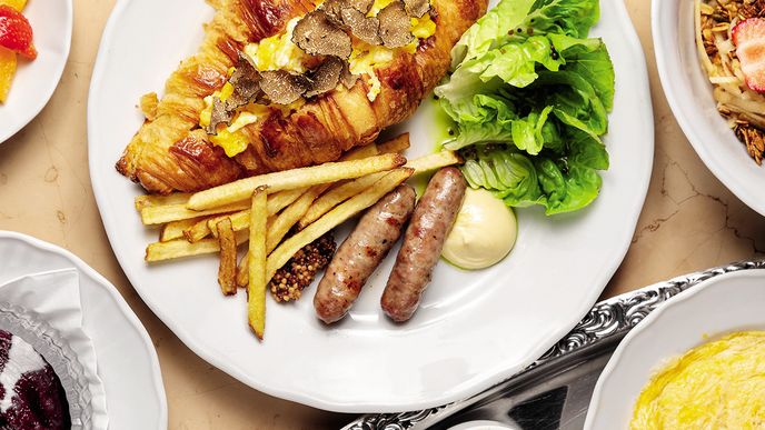 Míchaná vejce s lanýži v croissantu jsou součástí francouzské snídaně podávané v pražském Café Savoy