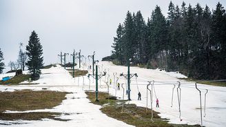 Sněhové Waterloo: Napřed covid, teď teplé počasí. Lyžařské areály prožívají další špatnou sezónu