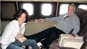 Ghislaine Maxwellová s Epsteinem v jeho soukromém letadle