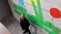 Před vlastní interiérovou malbou na stěnu z betonových dlaždic  v dokončovaném domě generačního souputníka, architekta Miroslava Vavřiny