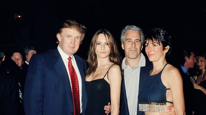 Americký exprezident Donald Trump (vlevo) tvrdil, že Jeffrey Epstein (druhý zprava) byl jeho přítel, pak tvrdil, že se k němu neznal. Doprovod jim v roce 2000 dělaly Melania Knaussová (dnes Trumpová) a Ghislaine Maxwellová.