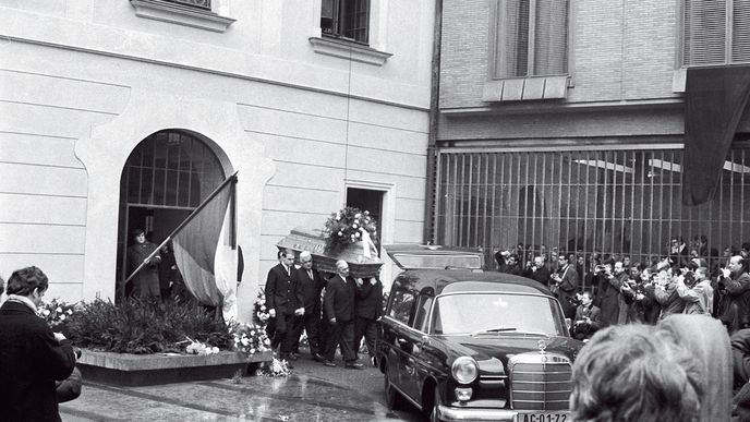 Pohřeb Jana Palacha za účasti studentů a veřejnosti 25. ledna 1969. Vynášení rakve z nádvoří Karolina.