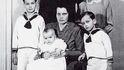 Karel VI. Schwarzenberg s manželkou Antonií a svými dětmi  (prezidentský kandidát Karel Schwarzenberg je první zleva). Historický snímek pochází z roku 1944.