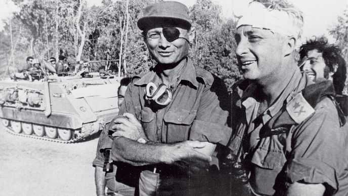 V roce 1973 po vítězné bitvě u Suezského průplavu s ministrem obrany Moše Dajanem