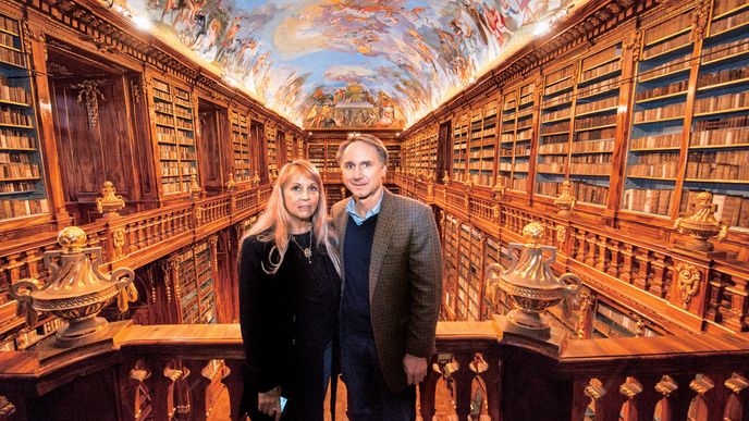 Dan Brown je milý, skromný, nenáročný člověk, který přichází vždy přesně a nezná špatnou náladu, shodují se lidé z nakladatelství Argo, kteří se spisovateli, jeho ženě, agentce a asistentce v Praze po čtyři dny starali o program 