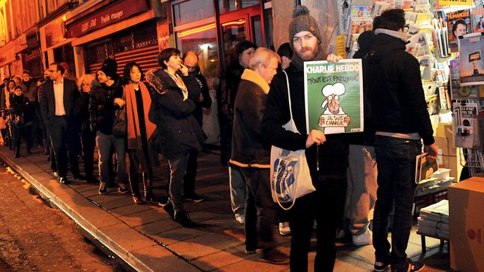 Paříž těchto dnů: dlouhé fronty na Charlie Hebdo…