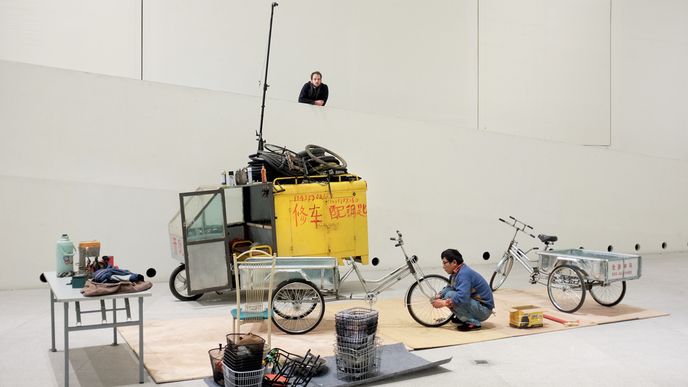 Pohled do přízemní dvorany CAFA Art Musea, kde Díaz snímači pohybu monitoroval pohyby opraváře rikš