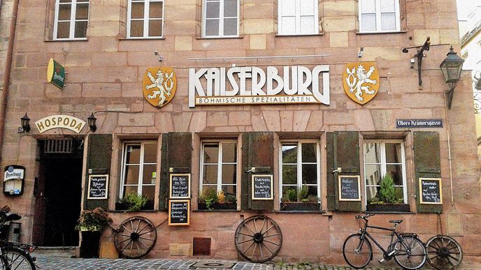 V restauraci Kaiserburg mluví obsluha česky. Krajanům připomene vlast také jídelníček a plzeňské pivo.