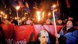 Na kyjevském Majdanu se objevily Banderovy portréty. Druhá strana ukrajinského konfliktu odpověděla snímkem, na němž je Bandera zachycen v uniformě wehrmachtu při fotografování s německými důstojníky.